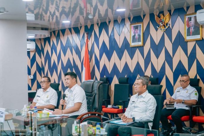Bobby Nasution didampingi Wakil Wali Kota H Aulia Rachman dan Sekda Wiriya Alrahman saat memimpin rapat konsolidasi dan percepatan pembahasan pelaksanaan agenda pembangunan Kota Medan secara dini dan terarah melalui zoom meeting. (f:ist/mistar)