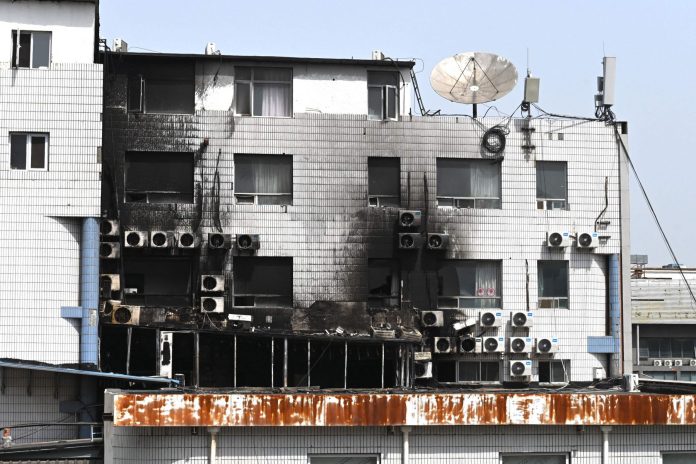 Rumah Sakit Changfeng yang musnah terbakar. (f:afp)
