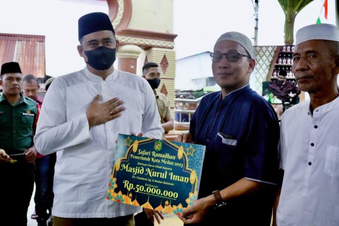 Bobby Nasution saat memberikan bantuan secara simbolis kepada BKM Mesjid Nurul Iman (f:ist/mistar)