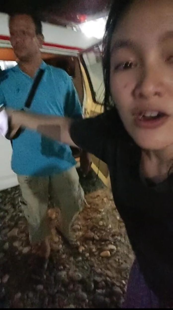 Tangkapan layar video viral seorang perempuan berteriak-teriak di depan Puskesmas Negeri Lama, Aek Nabara, Labuhan Batu Utara, tentang orangtuanya yang sakit dan ditelantarkan. (f:ist/mistar)