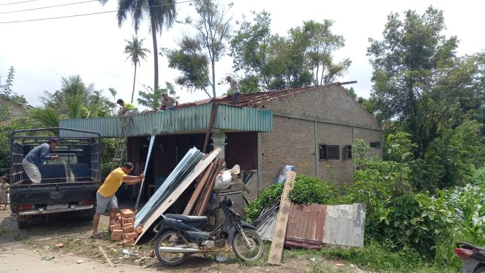 Rumah warga mengalami kerusakan dampak terjadinya bencana alam angin puting beliung. (f:ist/mistar)