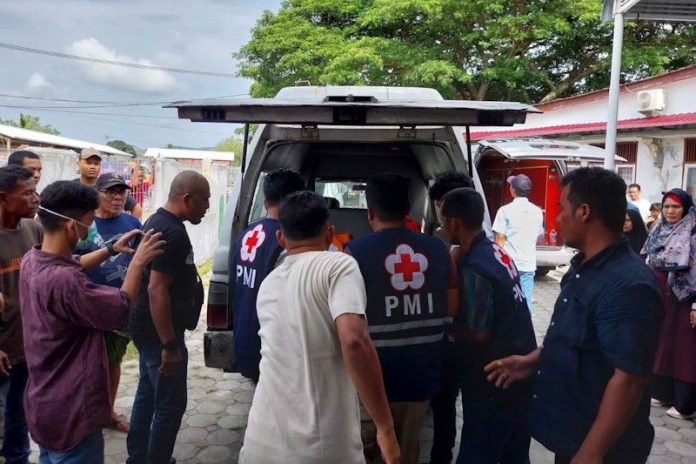 Petugas medis dan relawan mengevakuasi korban kecelakaan di kawasan Lamreh, Krueng Raya, Kabupaten Aceh Besar, Selasa (25/4/2023). (ANTARA/HO)