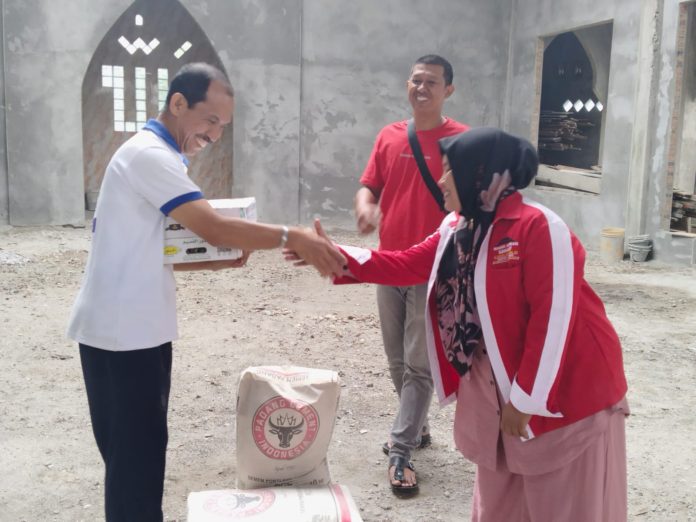Bantuan semen diserahkan langsung oleh Pimpinan serta Koordinator Rumah Aspirasi Sahabat Novri Aritonang, Bonia kepada perwakilan Mesjid Istiqomah. (Yetty)