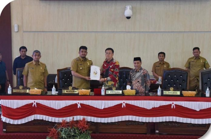 Ketua DPRD Medan Hasyim SE saat menyerahkan Rekomendasi DPRD Medan kepada Wali Kota Bobby Nasution dalam Rapat Paripurna (f:ist/mistar)