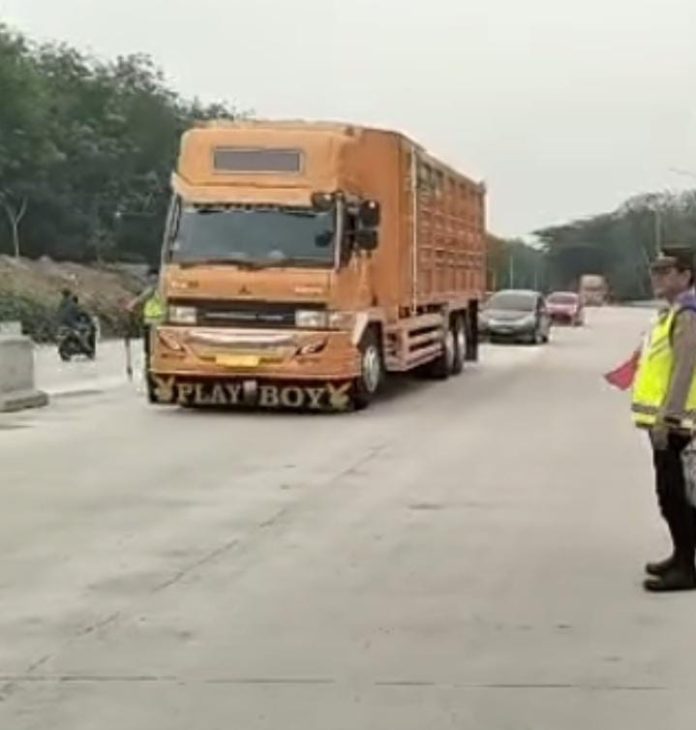 Sejumlah Personel Polres Tebing Tinggi yang di tugaskan di Exit Tol Dolok Merawan saat mengatur Arus Lalulintas.(f:nazli/mistar)