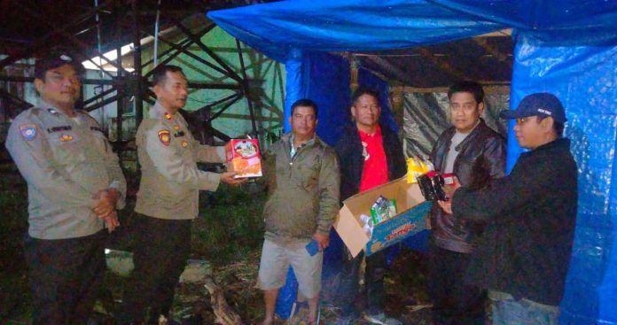 Kapolsek Simpang Empat, AKP Ridwan Harahap kunjungi Pos Kamling Desa Linggajulu, Kecamatan Simpang Empat Kabupaten Karo. (f:ist/mistar)