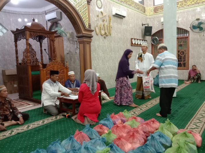 Panitia UPZ Masjid Nurul Ihsan melaksanakan kegiatan pendistribusian Zakat Fitrah dan pembagian sembako bagi fakir miskin. (f:Yetty/mistar)