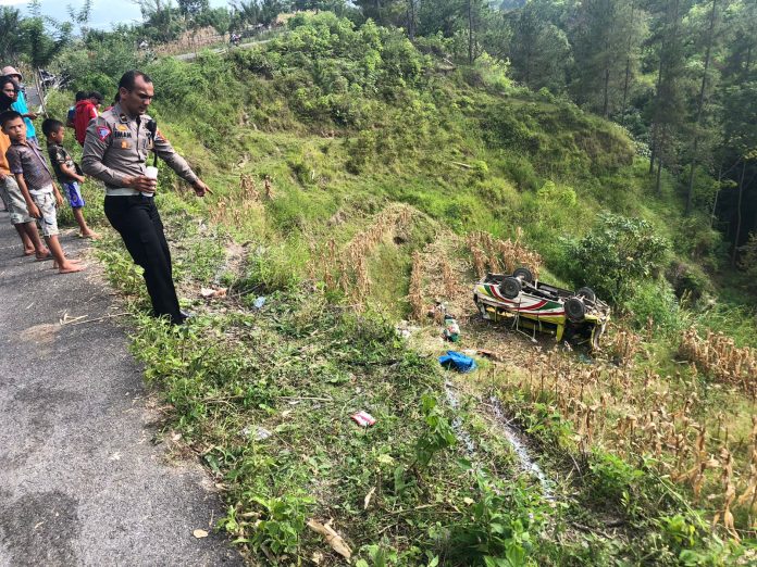 Minibus Masuk Jurang Di Samosir, 2 Tewas, 13 Luka-luka