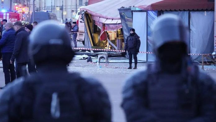 Polisi Rusia berjaga di lokasi ledakan yang menewaskan blogger militer di St Petersburg pada Minggu (2/4) waktu setempat (AP Photo)