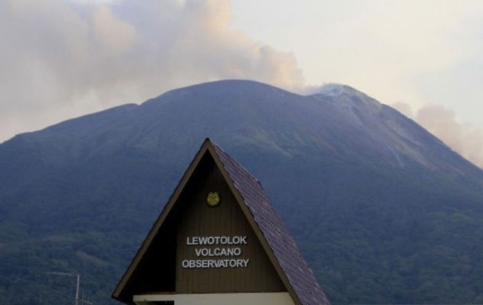 Lagi, Puncak Gunung Ile Lewotolok Semburkan Erupsi Setinggi 800 Meter