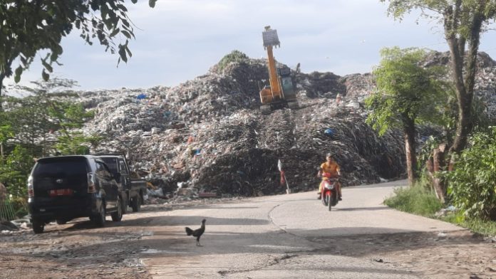 Alat berat milik DLH sedang mengurai tumpukan sampah di TPA Tanjung Pinggir (f:indra/mistar)