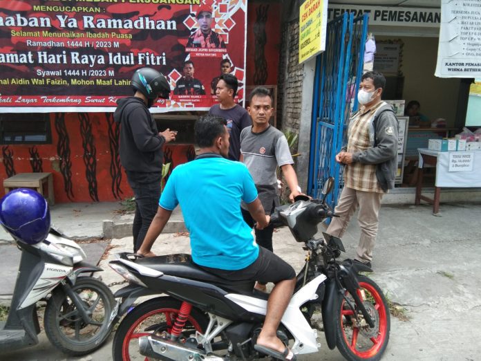 Personel Reskrim Polsek Medan Timur sedang mengecek lokasi pembacokan terhadap anggota Polri yang bertugas di Unit Intelkam Polsek Medan Timur, Rabu (3/5/2023). (Foto:Mistar/saut)