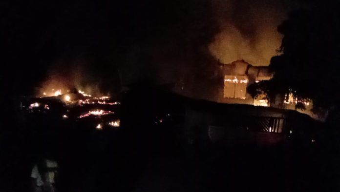Kios milik Boru Napitupulu terbakar di Tanjung Pinggir (f:matius/mistar).