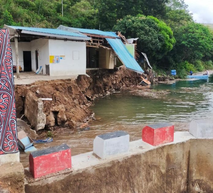 Rumah yang rusak akibat banjir bandang di lokasi proyek BWS II Sumut Tahun Anggaran 2022, Sungai Binanga Tulas, Desa Siboro, Kecamatan Sianjur Mulamula, Kabupaten Samosir. (f.Pangihutan Sinaga/mistar)