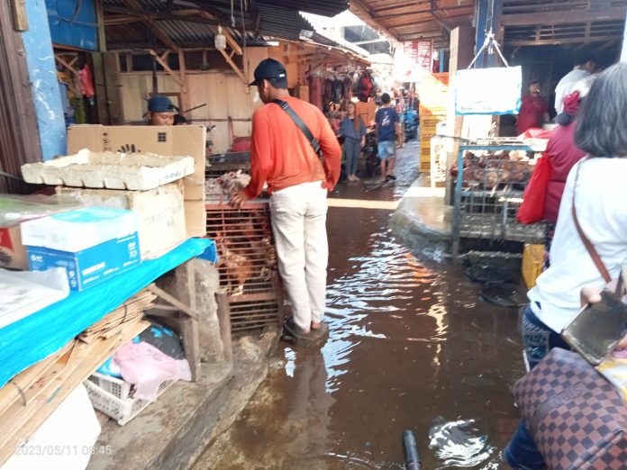 Kawasan Pasar Dwikora yang digenangi air akibat diguyur hujan deras. (f:ferry/mh17)