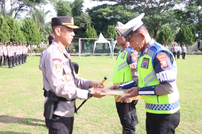 Dua Personel Polisi Terima Penghargaan Usai Mengamankan 28 Kg Sabu Di ...