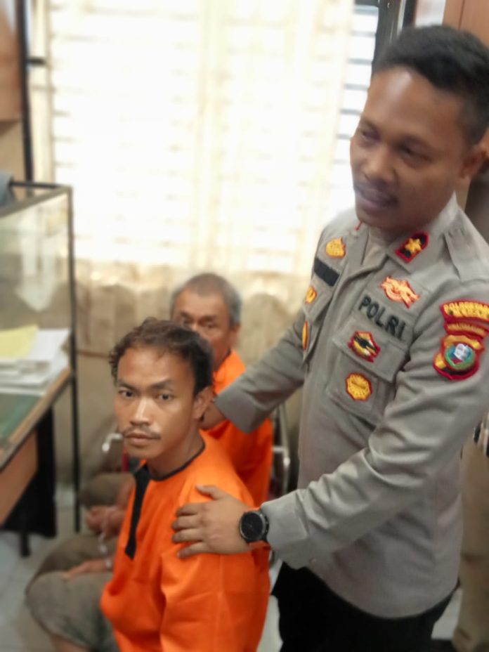 Kapolsek Medan Timur Kompol Rona Tambunan saat mengintrogasi tersangka. (f:saut/mistar)