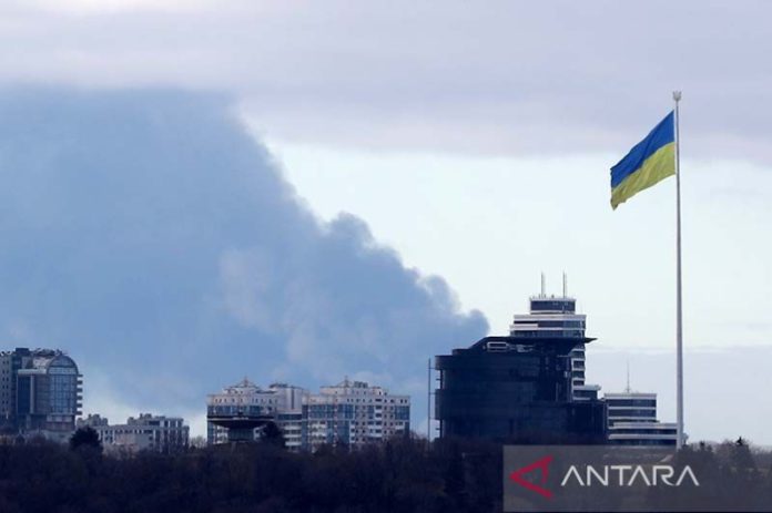 Arsip - Asap membubung ke langit di Kiev, Ukraina