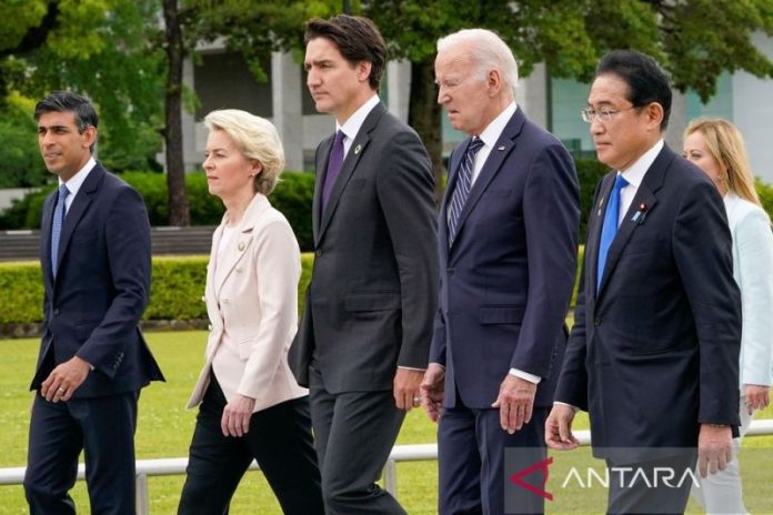 Perdana Menteri Inggris Rishi Sunak, Presiden Komisi Eropa Ursula von der Leyen, Perdana Menteri Kanada Justin Trudeau, Presiden AS Joe Biden, dan Perdana Menteri Jepang Fumio Kishida berjalan ke menuju lokasi upacara peletakan karangan bunga di Peace Memorial Park sebagai bagian dari KTT G7, di Hiroshima, Jepang (f:ist/mistar)
