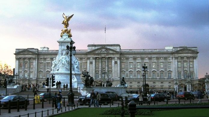 Istana Buckingham. (f;wikipedia)