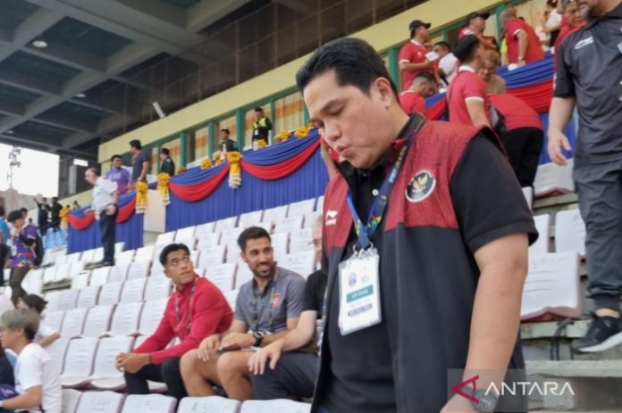 Ketua Umum PSSI Erick Thohir menuruni tangga untuk menemui suporter dan pemain timnas Indonesia usai menang lawan Vietnam di Olympic Stadium Phnom Penh, Kamboja, (Bayu Kuncahyo/mistar)
