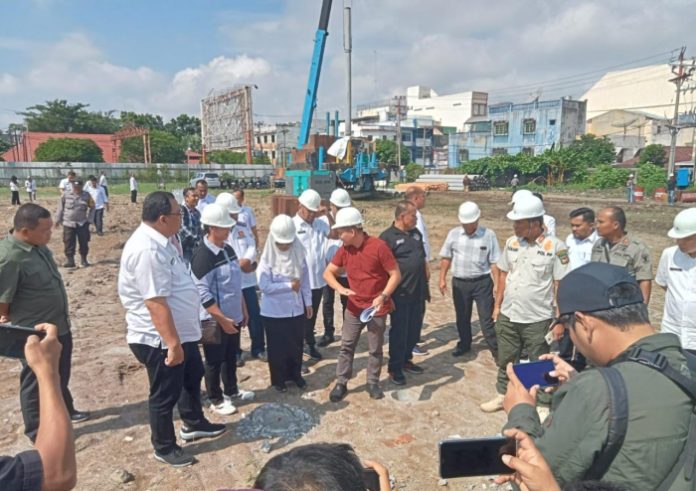 Wali Kota Pematang Siantar dr Susanti Dewayani SpA saat melakukan survei ke lokasi pembangunan GOR Merdeka