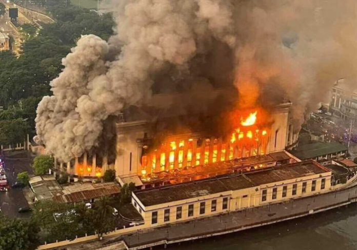 Gedung Kantor Pos Bersejarah Filipina terbakar (f:ist/mistar)