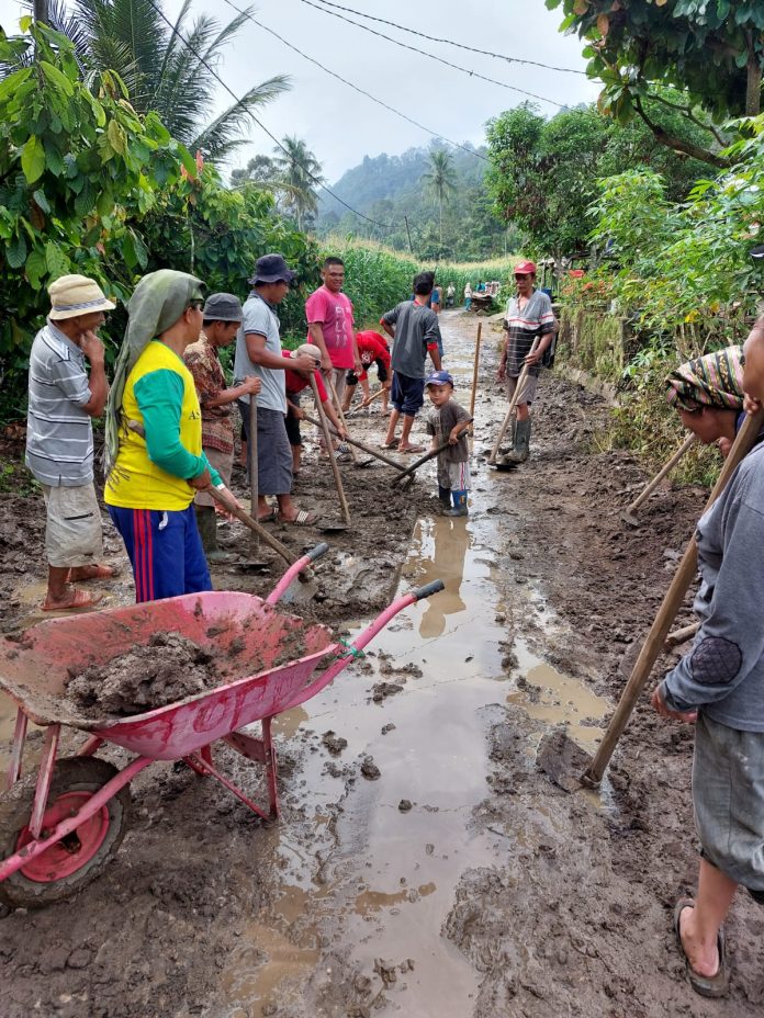 Warga dan Perangkat Desa Lau Molgap Dairi Gotong Royong