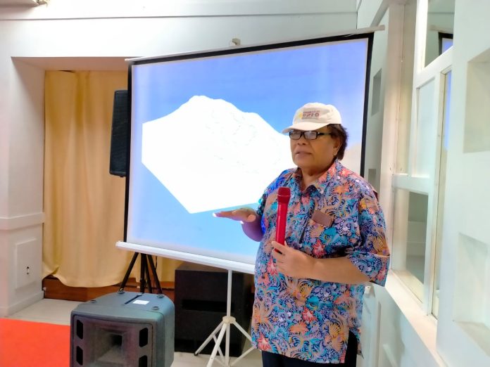 Ir.Jonathan I.Tarigan saat memberi pemaparan di Atsari Hotel, Rabu (10/5/33), tentang aktivitas gunung berapi di Sumatera Utara.(foto:maris/mistar)