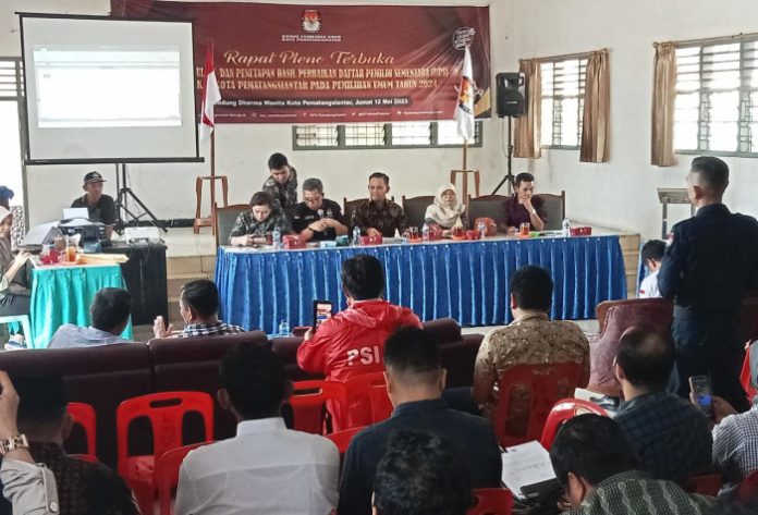 KPU Pematang Siantar mengadakan rapat pleno terbuka rekapitulasi dan penetapan hasil perbaikan Daftar Pemilih Sementara (DPS), pada Jumat (12/5/23). (f:ferry/mistar).