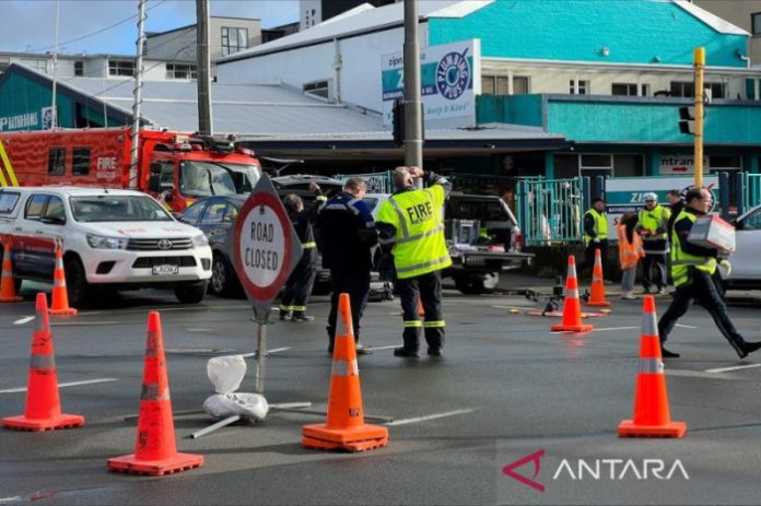 Petugas pemadam kebakaran berada di lokasi kebakaran sebuah asrama di Loafers Lodge, Wellington, Selandia Baru. (ist/mistar)