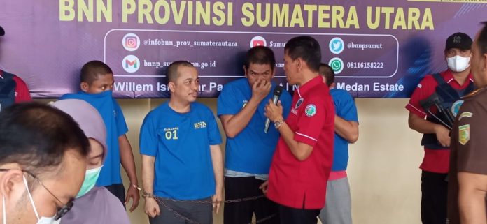Kepala BNNP Sumatera Utara Brigjen Pol Toga Panjaitan saat menginterogasi seorang narapidana Lapas Binjai yang merupakan pengendali jaringan narkoba.