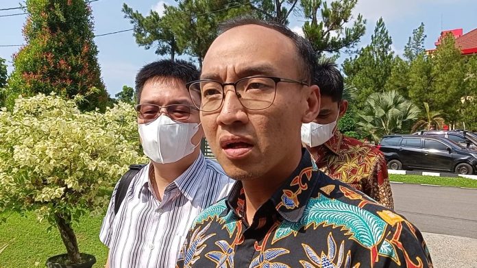 Kuasa hukum PT Almira Nusa Raya, Fendi mendampingi kliennya Dirut PT Almira, Edy. (f:ist/mistar)