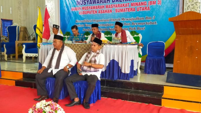 Hendri Dunan Koto (kanan) saat ditetapkan peserta musyawarah sebagai ketua BM3 menggantikan Syafnil (kiri). (f:ist/mistar).