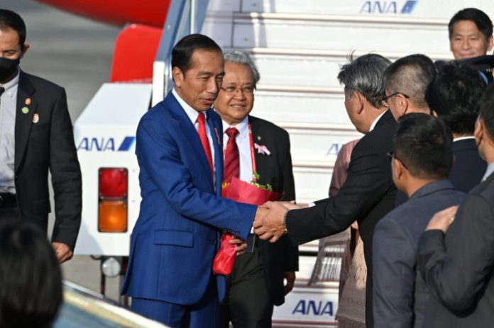 Presiden Joko Widodo tiba di Bandara Hiroshima, Jepang, Jumat (19/5) untuk menghadiri KTT G7. (ist/mistar)