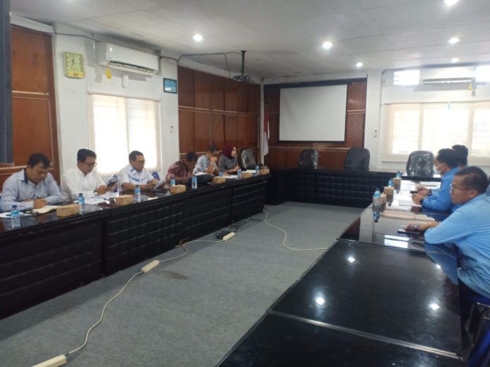 Komisi II DPRD Siantar bertemu dengan jajaran direksi Perumda Tirtauli (f:mistar/gideon)