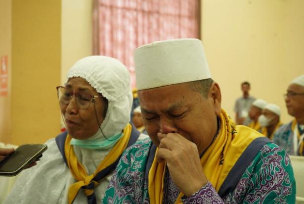 Tak Dapat Melihat Lagi Bukan Halangan bagi Ramli Berangkat Haji Bersama Istrinya