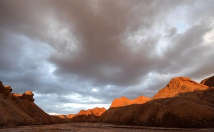 China membangun “Desa Mars” di Qinghai Area batu merah di cekungan Qaidam sebelah barat laut China, Provinsi Qinghai. Lokasi proyek pembangunan sebuah desa di China itu menyimulasikan kondisi lingkungan di Mars di Qinghai sebagai bagian dari persiapan eksplorasi Mars di China. (ANTARA News/ Xinhua)