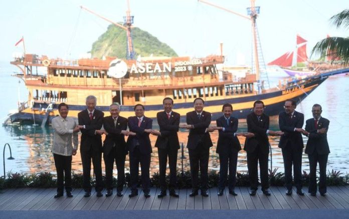 Presiden Joko Widodo (Jokowi) mengajak Perhimpunan Bangsa-Bangsa Asia Tenggara (ASEAN) untuk bekerja sama mengurangi ketegangan di Indo-Pasifik, yang mencakup Asia Pasifik dan Samudera Hindia.