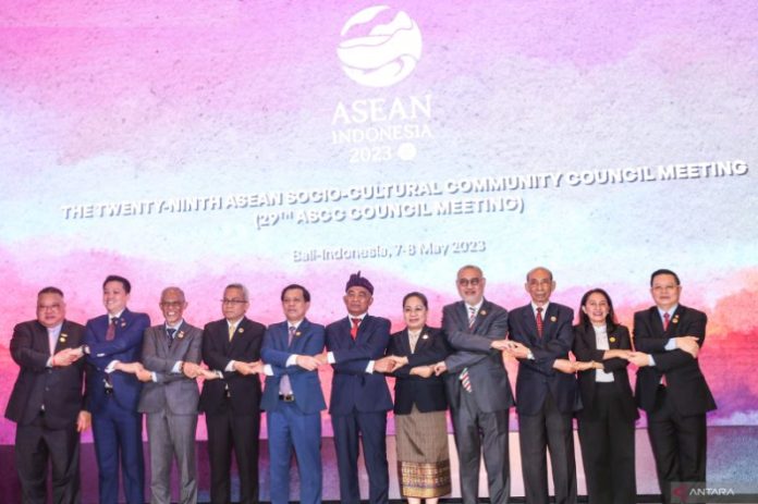 Menteri Koordinator Bidang Pembangunan Manusia dan Kebudayaan (Menko PMK) Muhadjir Effendy (tengah) foto bersama anggota sidang The 29th ASEAN Socio-Culture Community (ASCC) Council di Nusa Dua, Bali, Senin (8/5/2023). Pertemuan tersebut membahas deklarasi pilar sosial budaya dengan mengajukan 4 dokumen komitmen bersama yaitu terkait isu kesehatan, jejaring desa ASEAN, perlindungan pekerja migran dalam situasi krisis, dan pekerja migran khususnya nelayan migran yang akan disahkan oleh para Pemimpin Negara pada Konferensi Tingkat Tinggi (KTT) ASEAN ke-42. f:Asprilla Dwi Adha/hp).