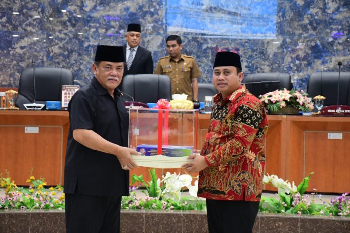 Wabup Deli Serdang, HM Ali Yusuf Siregar (kiri) serahkan LKPj Bupati kepada Wakil Ketua DPRD pada rapat paripurna, Selasa (2/5/23).(f:rinaldi/mistar)