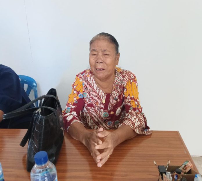 Ibu sekaligus nenek korban pembunuhan di Kecamatan Bandar mendatangi Dinkes Simalungun (f: gideon/mistar)