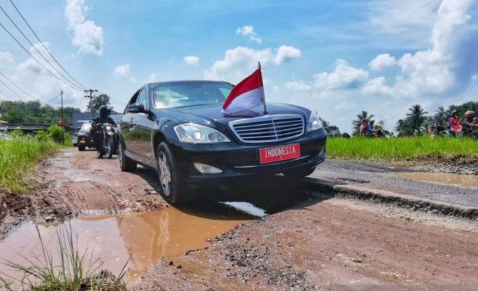 Mobil sedan yang dinaiki Presiden Joko Widodo terlihat melintasi Jalan Terusan Ryacudu, Kota Baru, Jati Agung, Lampung Selatan, Jumat (5/5/2023). ANTARA/HO-Biro Pers Sekretariat Presiden