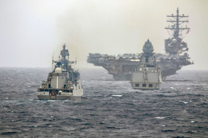 Kapal induk Angkatan Laut Amerika Serikat, USS Ronald Reagan (CVN 76) (tengah), dalam formasi perang bersama kapal perang INS Kochi dan fregat INS Teg dari Angkatan Laut India dalam latihan gabungan Angkatan Laut India dan Amerika Serikat di Samudera Hindia pada 24 Juni 2021. (ist/mistar)
