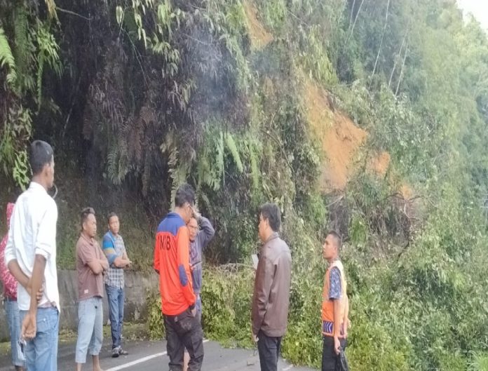 Jalan penghubung Dairi-Pakpak Bharat-Aceh terputus total akibat material longsoran yang cukup besar menutup seluruh badan jalan.(f:ist/mistar)