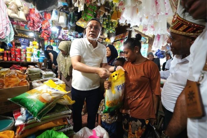 Menteri Perdagangan (Mendag) Zulkifli Hasan saat melakukan peninjauan harga barang pokok di Pasar Pasar Sentral Hamadi, Jayapura, Papua, Selasa (2/5/23).(f:antara/mistar)