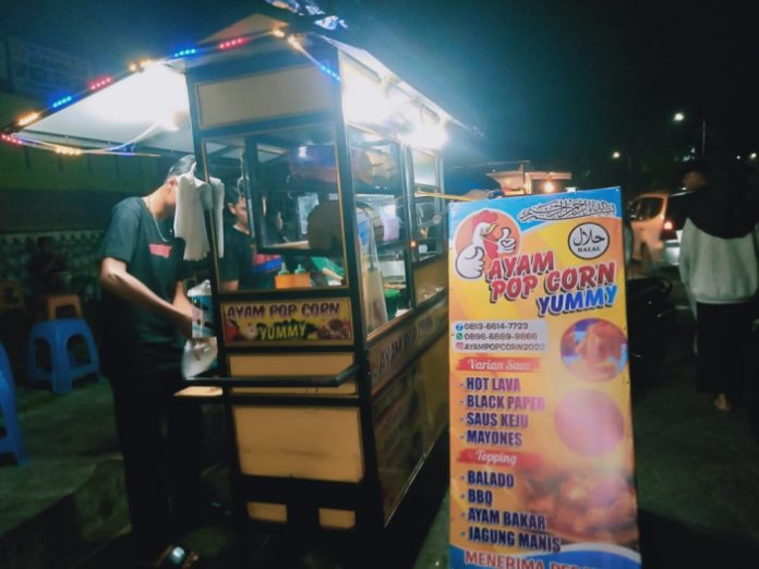 Salah satu pedagang empera di Jalan Kartini, Siantar menjajahkan ayam dengan beragam rasa. (f:rika/mistar).