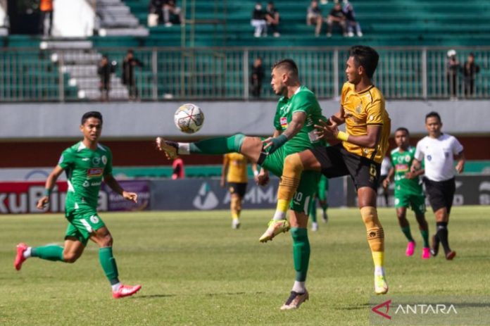 Pesepak bola PSS Sleman Yevhen Bokhashvili (tengah) berebut bola dengan pesepak bola Bhayangkara FC Aji Joko (kanan) pada pertandingan Liga 1 di Stadion Maguwoharjo, Sleman, DI Yogyakarta (f:hendra/mistar)