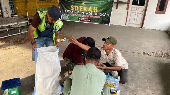 petugas memisahkan sampah plastik di Kecamatan Medan Tembung