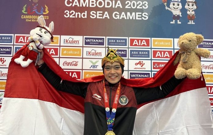 Pesilat Puspa Arumsari berpose setelah memenangkan medali emas dalam cabang olahraga pencak silat nomor tunggal putri artistik di SEA Games Kamboja, Minggu (7/5/2023). (ANTARA/Arnidhya Nur Zhafira)
